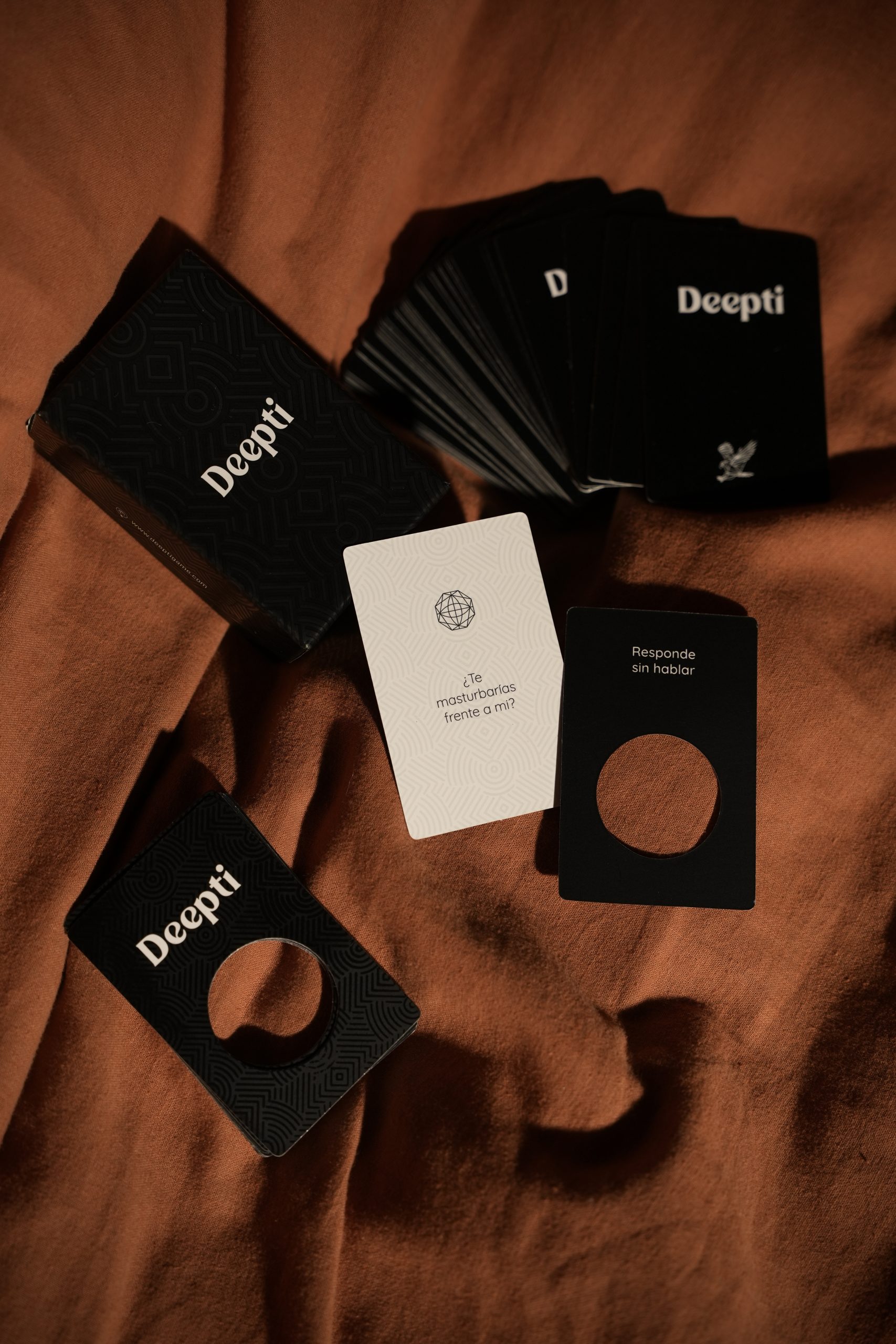 Deepti Game, caja del juego